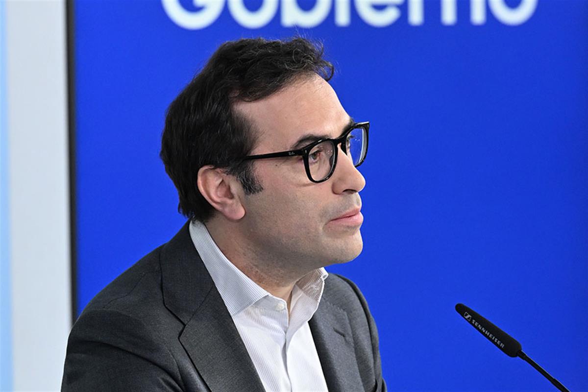 El ministro de Econom&iacute;a, Comercio y Empresa, Carlos Cuerpo, durante la rueda de prensa posterior al Consejo de Ministros.