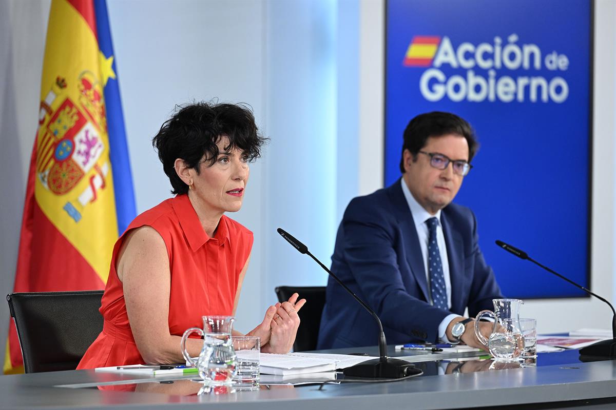 La ministra Elma Saiz y el minstro &Oacute;scar L&oacute;pez, durante la rueda de prensa posterior al Consejo de Ministros