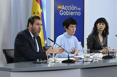 27/01/2026. Rueda de prensa tras el Consejo de Ministros: Óscar Puente, Elma Saiz y Ana Redondo. El ministro de Transportes y Movilidad Sost...