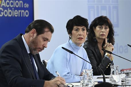 27/01/2026. Rueda de prensa tras el Consejo de Ministros: Óscar Puente, Elma Saiz y Ana Redondo. El ministro de Transportes y Movilidad Sost...