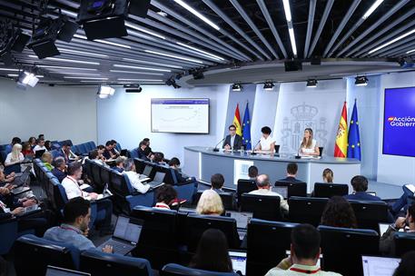 29/06/2026. Rueda de prensa tras el Consejo de Ministros. El ministro de Economía, Comercio y Empresa, Carlos Cuerpo, la ministra de Inclusi...
