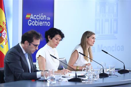 30/06/2026. Rueda de prensa tras el Consejo de Ministros. El ministro de Economía, Comercio y Empresa, Carlos Cuerpo, la ministra de Inclusi...