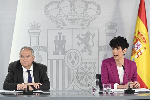 Jordi Hereu y Elma Saiz durante la rueda de prensa tras el Consejo de Ministros