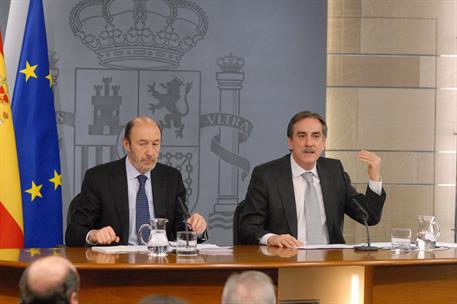 28/01/2011. Consejo de Ministros: Alfredo Pérez Rubalcaba y Valeriano Gómez. El vicepresidente primero, ministro del Interior y portavoz del...