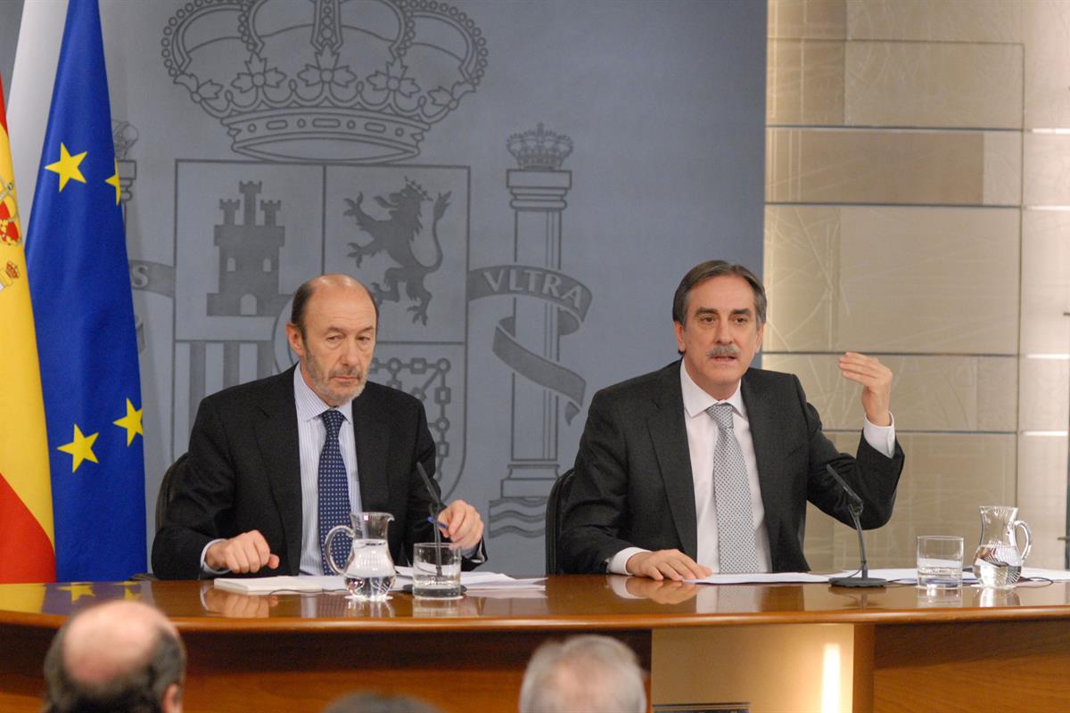 28/01/2011. Consejo de Ministros: Alfredo Pérez Rubalcaba y Valeriano Gómez. El vicepresidente primero, ministro del Interior y portavoz del...