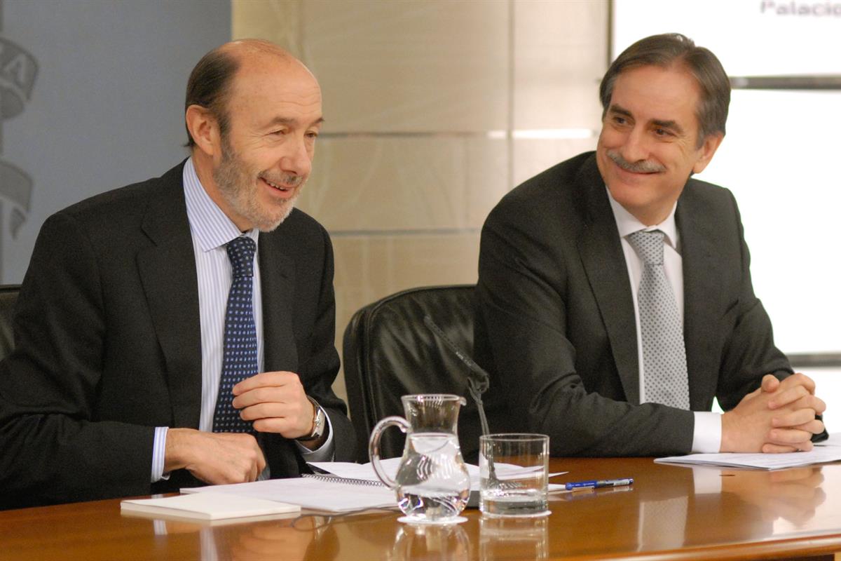 28/01/2011. Consejo de Ministros: Alfredo Pérez Rubalcaba y Valeriano Gómez. El vicepresidente primero, ministro del Interior y portavoz del...