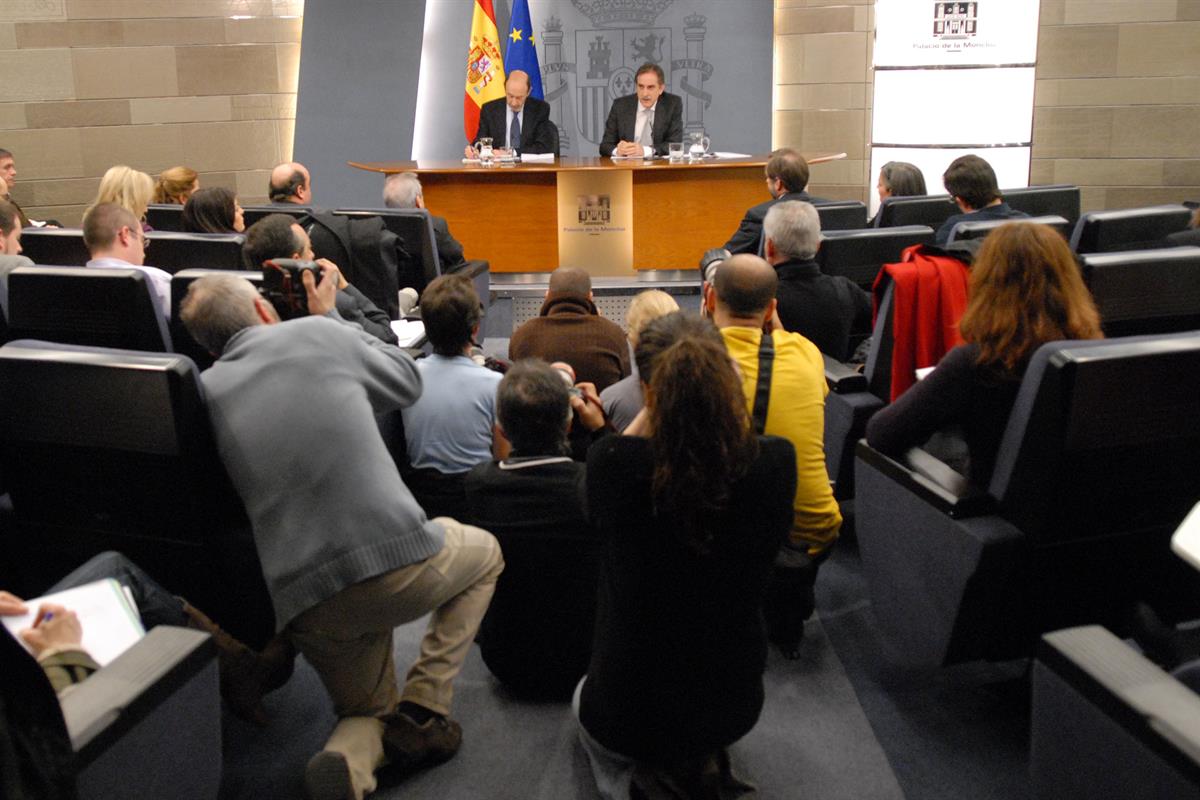 28/01/2011. Consejo de Ministros: Alfredo Pérez Rubalcaba y Valeriano Gómez. El vicepresidente primero, ministro del Interior y portavoz del...