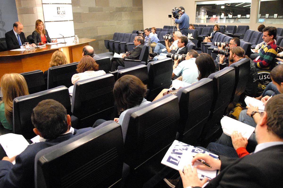 13/05/2011. Consejo de Ministros: Alfredo Pérez Rubalcaba y Leire Pajín. El vicepresidente primero, ministro del Interior y portavoz del Gob...