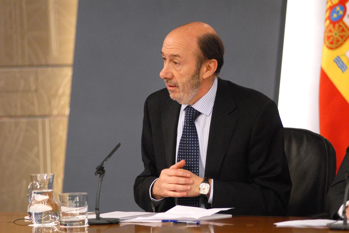 28/01/2011. Consejo de Ministros: Alfredo Pérez Rubalcaba y Valeriano Gómez. El vicepresidente primero, ministro del Interior y portavoz del...