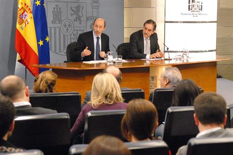 28/01/2011. Consejo de Ministros: Alfredo Pérez Rubalcaba y Valeriano Gómez. El vicepresidente primero, ministro del Interior y portavoz del...