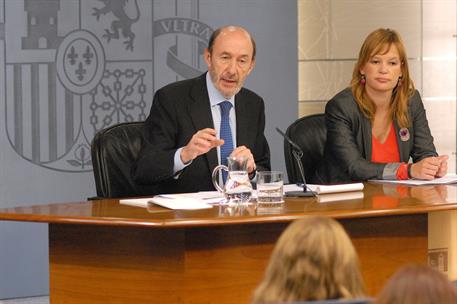 13/05/2011. Consejo de Ministros: Alfredo Pérez Rubalcaba y Leire Pajín. El vicepresidente primero, ministro del Interior y portavoz del Gob...