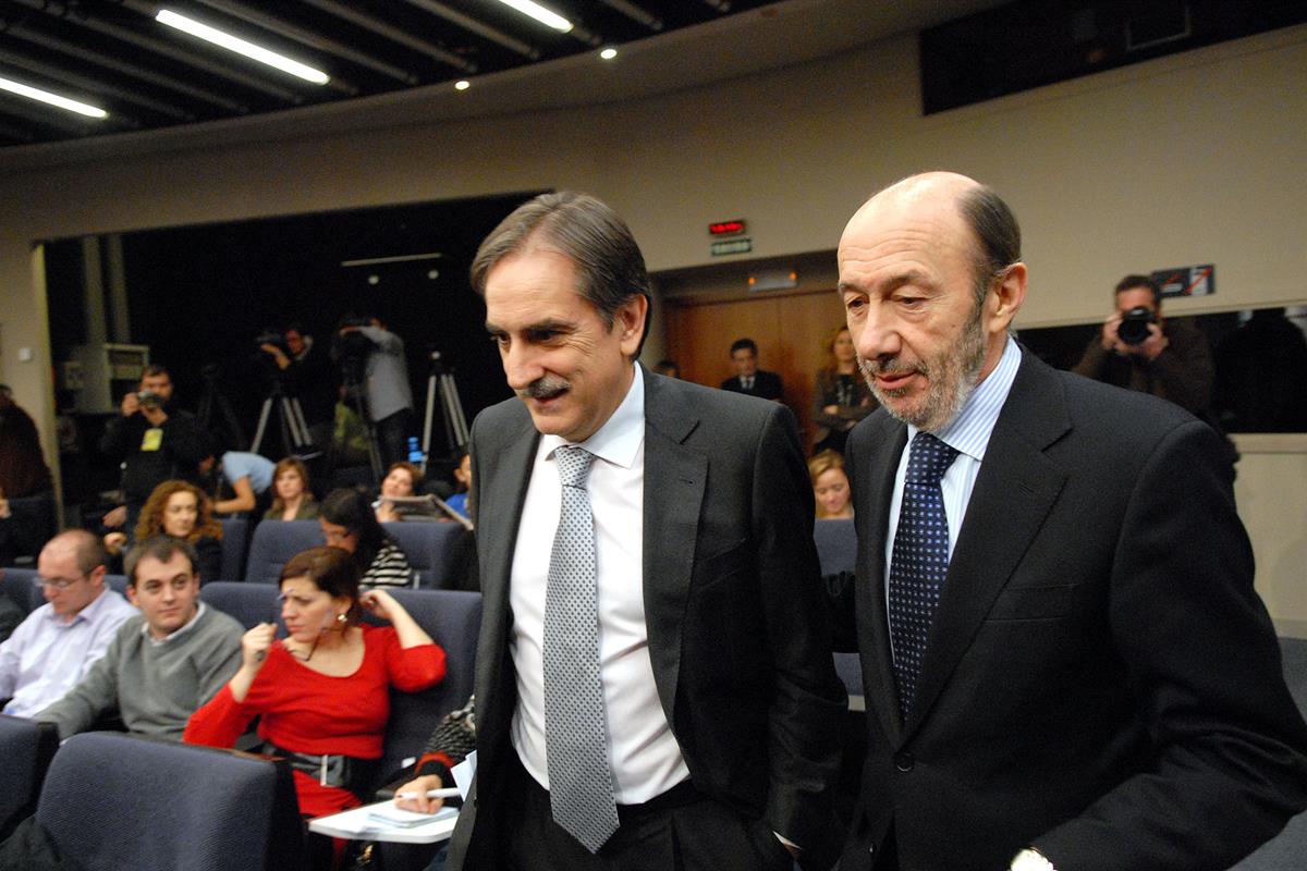 28/01/2011. Consejo de Ministros: Alfredo Pérez Rubalcaba y Valeriano Gómez. El vicepresidente primero, ministro del Interior y portavoz del...