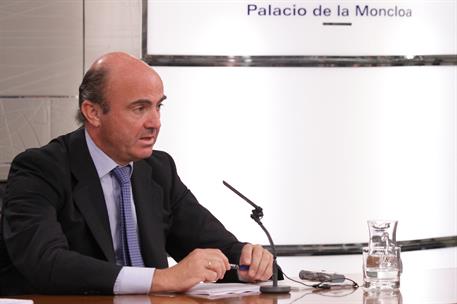 31/08/2012. Consejo de Ministros: Sáenz de Santamaría y De Guindos. El ministro de Economía y Competitividad, Luis de Guindos, en la rueda d...