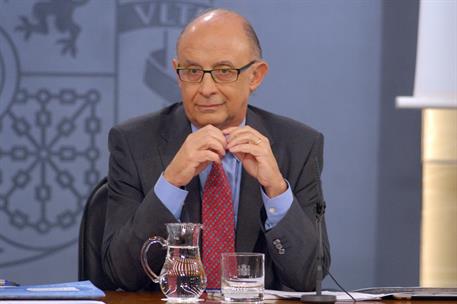 27/09/2012. Consejo de Ministros: Sáenz de Santamaría, Montoro y De Guindos. El ministro de Economía y Competitividad, Luis de Guindos, en l...