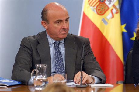 27/09/2012. Consejo de Ministros: Sáenz de Santamaría, Montoro y De Guindos. El ministro de Economía y Competitividad, Luis de Guindos, en l...