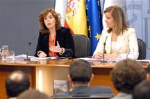 La vicepresidenta del Gobierno, ministra de la Presidencia y Portavoz, Soraya Sáenz de Santamaría, y la ministra de Empleo y Seguridad Social, Fátima Báñez, durante la rueda de prensa posterior a la reunión del Consejo de Ministros.