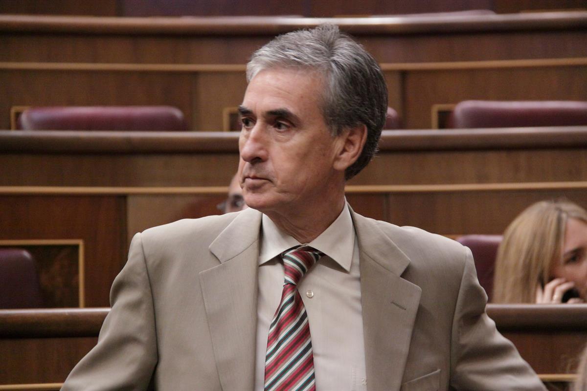 28/06/2011. Imágenes del Debate sobre el estado de la Nación. El ministro de la Presidencia, Ramón Jáuregui, en el interior del Congreso de ...