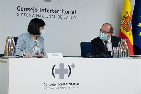 10/03/2021. Reunión del Consejo Interterritorial de Salud. La ministra de Sanidad, Carolina Darias, conversa con el ministro de Política Ter...