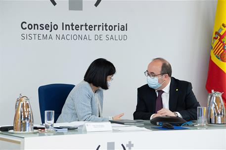 10/03/2021. Reunión del Consejo Interterritorial de Salud. La ministra de Sanidad, Carolina Darias, conversa con el ministro de Política Ter...