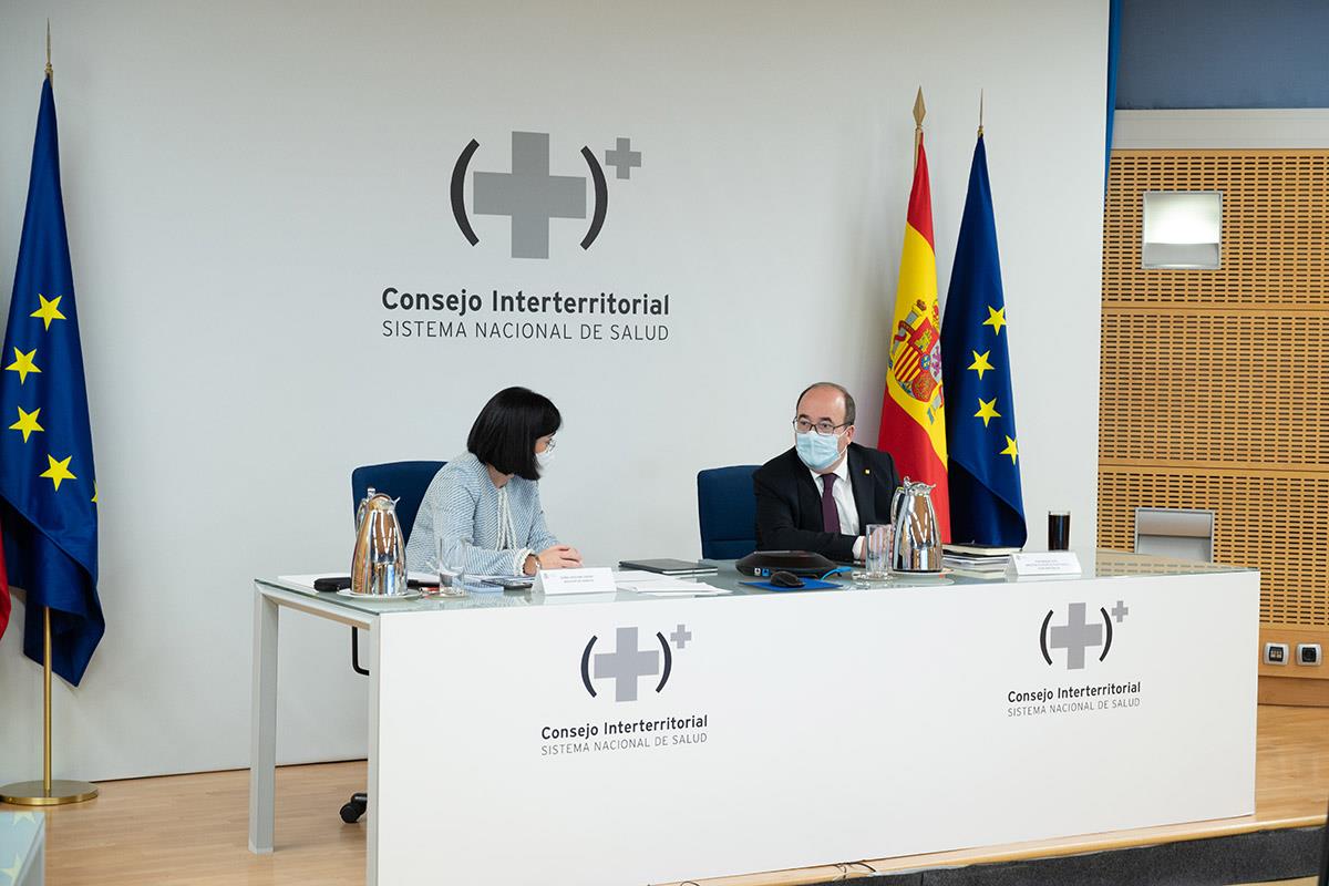 10/03/2021. Reunión del Consejo Interterritorial de Salud. La ministra de Sanidad, Carolina Darias, conversa con el ministro de Política Ter...