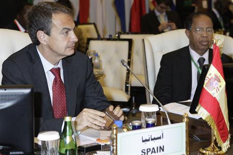 29/11/2010. El presidente del Gobierno asiste a la III Cumbre UE - África. El presidente del Gobierno, José Luis Rodríguez Zapatero, en un m...