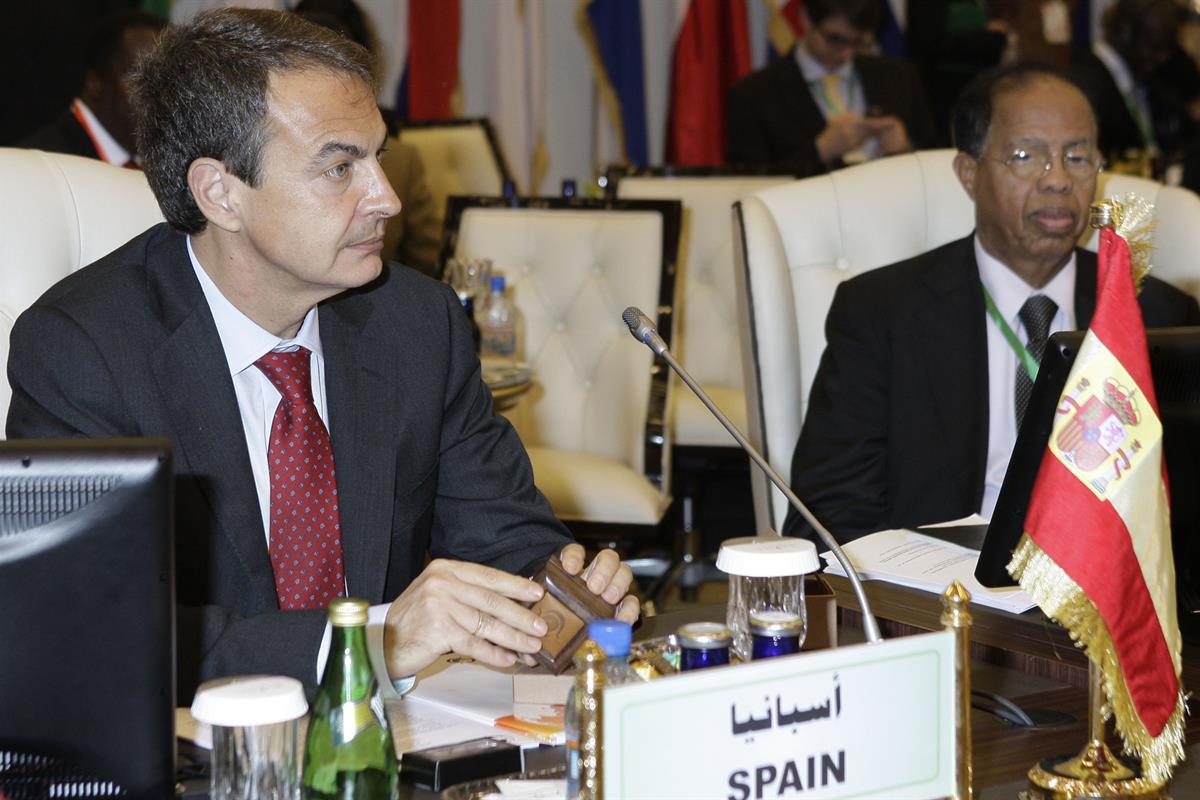 29/11/2010. El presidente del Gobierno asiste a la III Cumbre UE - África. El presidente del Gobierno, José Luis Rodríguez Zapatero, en un m...