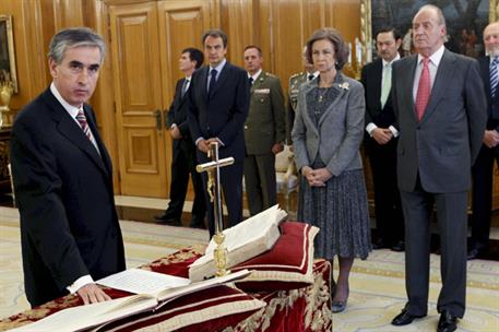 21/10/2010. Toma de posesión de los nuevos miembros del Gobierno. El ministro de la Presidencia, Ramón Jáuregui Atondo, en el momento de pro...