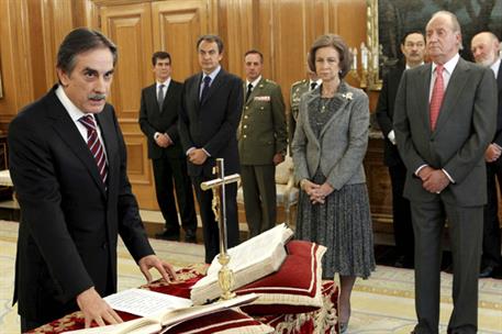 21/10/2010. Toma de posesión de los nuevos miembros del Gobierno. El ministro de Trabajo e Inmigración, Valeriano Gómez Sánchez, en el momen...