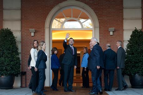 23/12/2011. Foto de familia del Gobierno. Los nuevos miembros del Gabinete de Mariano Rajoy posan ante la escalinata del edificio del Consej...