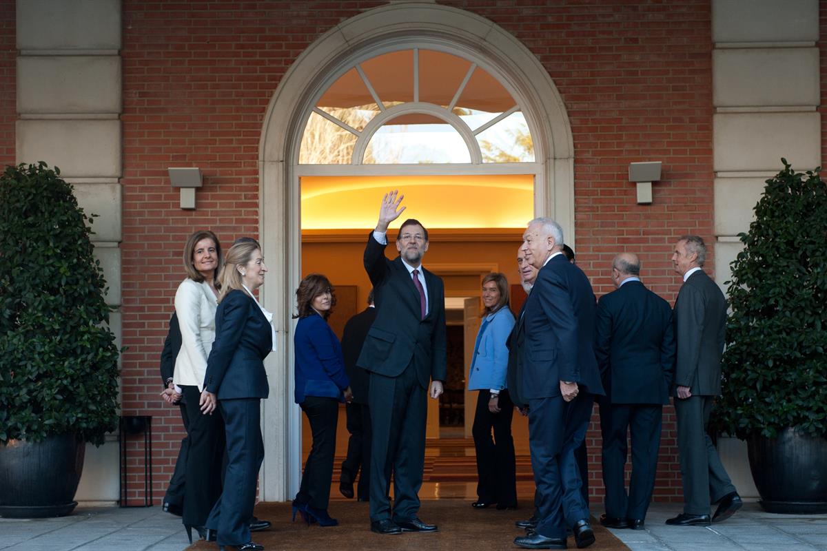 23/12/2011. Foto de familia del Gobierno. Los nuevos miembros del Gabinete de Mariano Rajoy posan ante la escalinata del edificio del Consej...
