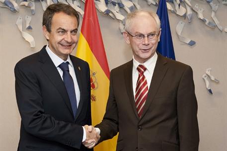 9/12/2011. El presidente del Gobierno asiste al Consejo Europeo. El presidente del Gobierno, José Luis Rodríguez Zapatero, saluda al preside...