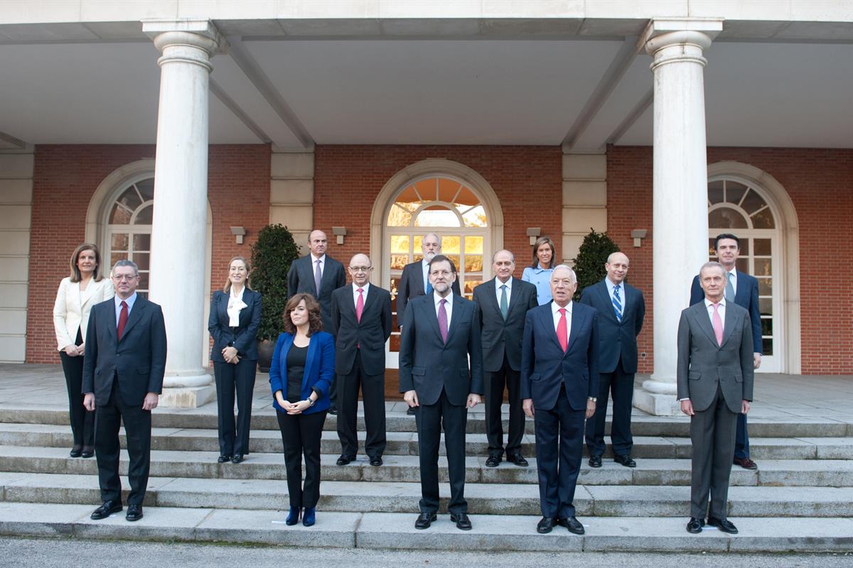 23/12/2011. Foto de familia del Gobierno. Los nuevos miembros del Gabinete de Mariano Rajoy posan ante la escalinata del edificio del Consej...