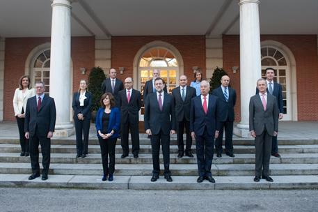 23/12/2011. Foto de familia del Gobierno. Los nuevos miembros del Gabinete de Mariano Rajoy posan ante la escalinata del edificio del Consej...