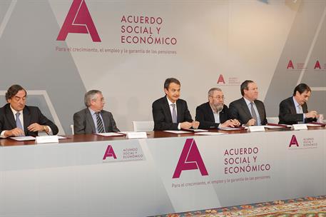 2/02/2011. El presidente preside la firma del Acuerdo Social y Económico. El presidente del Gobierno, José Luis Rodríguez Zapatero, en un mo...