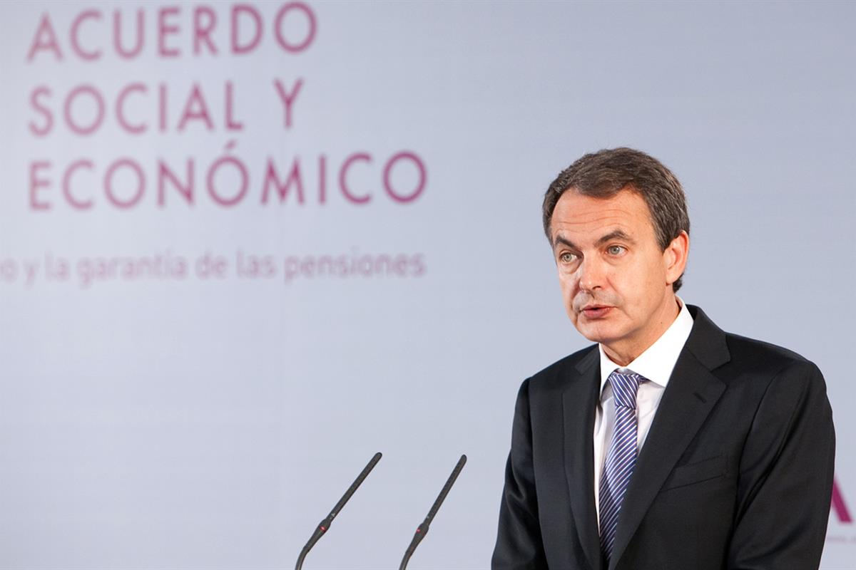 2/02/2011. El presidente preside la firma del Acuerdo Social y Económico. El presidente del Gobierno, José Luis Rodríguez Zapatero, en un mo...