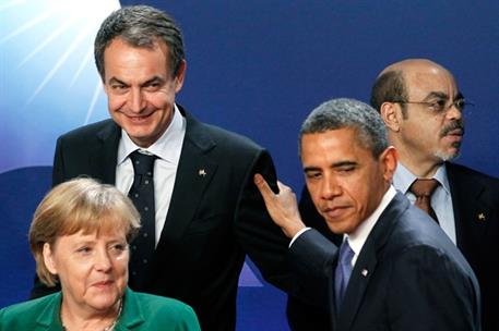 3/11/2011. El presidente asiste a la Cumbre del G-20. El presidente de Estados Unidos, Barak Obama, saluda al presidente del Gobierno, José ...