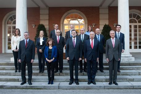 23/12/2011. Foto de familia del Gobierno. Los nuevos miembros del Gabinete de Mariano Rajoy posan ante la escalinata del edificio del Consej...