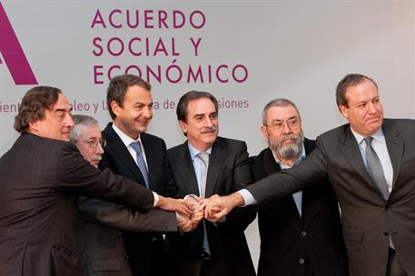 2/02/2011. El presidente preside la firma del Acuerdo Social y Económico. El presidente del Gobierno, José Luis Rodríguez Zapatero, en un mo...