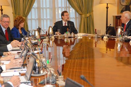 23/12/2011. Foto de familia del Gobierno. Los nuevos miembros del Gabinete de Mariano Rajoy, en la sala del Consejo de Ministros en La Moncloa.
