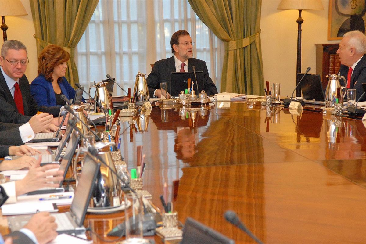 23/12/2011. Foto de familia del Gobierno. Los nuevos miembros del Gabinete de Mariano Rajoy, en la sala del Consejo de Ministros en La Moncloa.