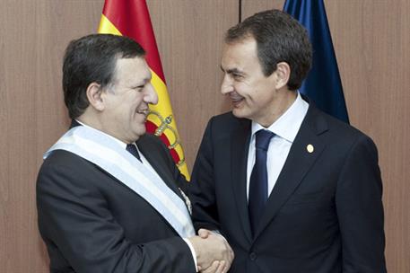 9/12/2011. El presidente impone la Cruz de Carlos III a Durão Barroso. El presidente del Gobierno, José Luis Rodríguez Zapatero, impone la C...