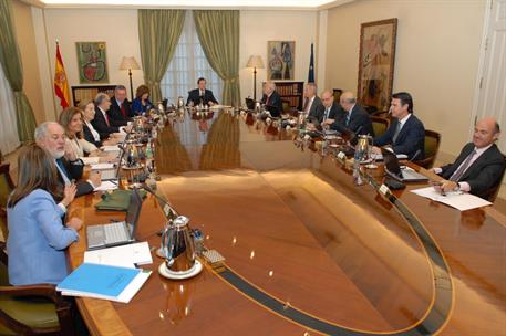 23/12/2011. Foto de familia del Gobierno. Los nuevos miembros del Gabinete de Mariano Rajoy en la sala del Consejo de Ministros en La Moncloa.