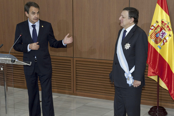 9/12/2011. El presidente impone la Cruz de Carlos III a Durão Barroso. El presidente del Gobierno, José Luis Rodríguez Zapatero, impone la C... 9/12/2011. El presidente impone la Cruz de Carlos III a Durão Barroso. El presidente del Gobierno, José Luis Rodríguez Zapatero, impone la C...