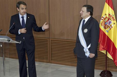 9/12/2011. El presidente impone la Cruz de Carlos III a Durão Barroso. El presidente del Gobierno, José Luis Rodríguez Zapatero, impone la C...