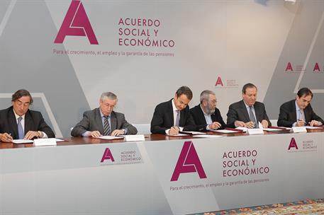 2/02/2011. El presidente preside la firma del Acuerdo Social y Económico. El presidente del Gobierno, José Luis Rodríguez Zapatero, en un mo...