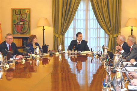 23/12/2011. Foto de familia del Gobierno. Los nuevos miembros del Gabinete de Mariano Rajoy, en la sala del Consejo de Ministros en La Moncloa.
