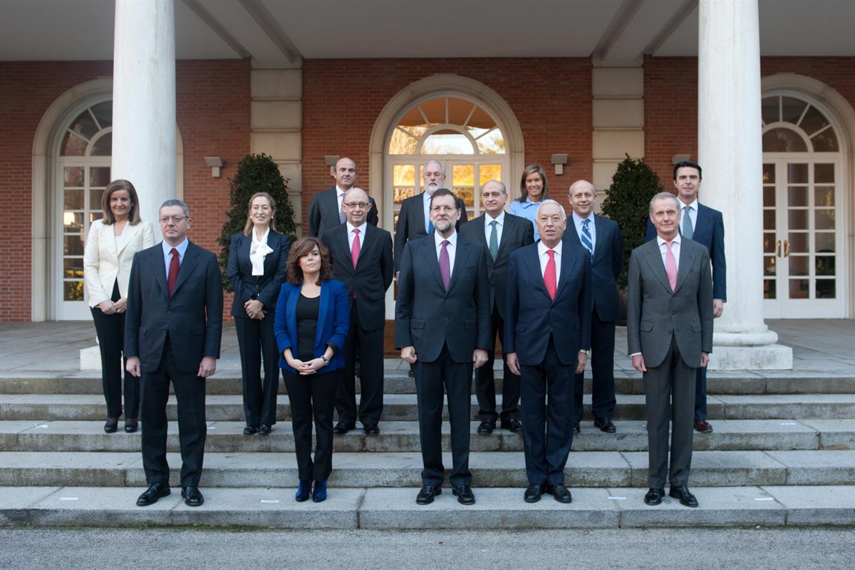 23/12/2011. Foto de familia del Gobierno. Los nuevos miembros del Gabinete de Mariano Rajoy posan ante la escalinata del edificio del Consej...