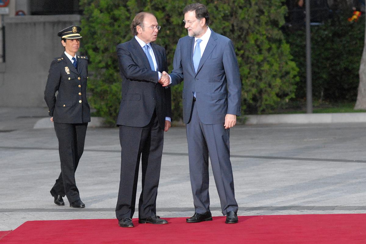 2/10/2012. Mariano Rajoy preside la V Conferencia de Presidentes. El presidente de la Cámara Alta, Pío García Escudero, saluda a Mariano Raj...