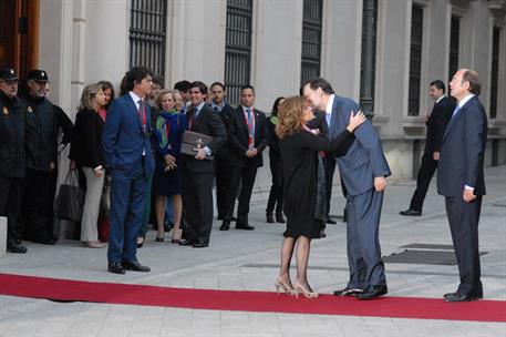 2/10/2012. Mariano Rajoy preside la V Conferencia de Presidentes. El presidente del Gobierno, Mariano Rajoy, saluda a la vicepresidenta y mi...