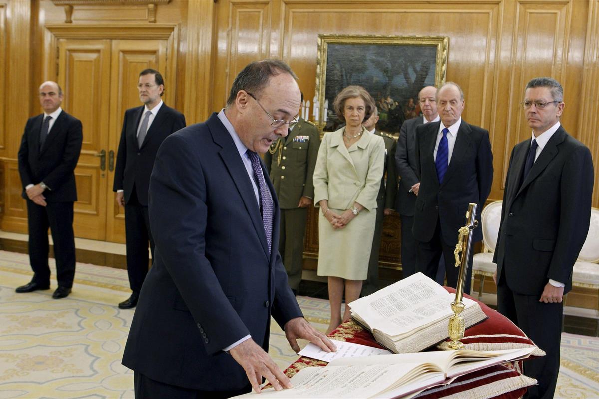 11/06/2012. Rajoy asiste a la promesa del nuevo gobernador del Banco de España. El presidente del Gobierno ha asistido en el Palacio de la Z...